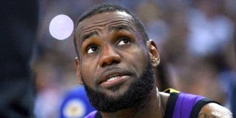 ウォリアーズ戦で負傷交代したレブロン・ジェームズ「そこまで心配していない」