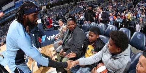 マイク・コンリーが子供を事故で亡くした同郷の家族に試合シューズをプレゼント