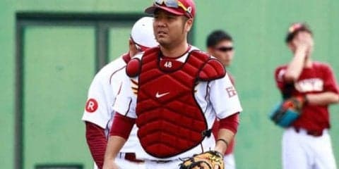 昨季限りで戦力外→現役引退の伊志嶺忠氏、楽天のブルペン捕手に就任