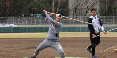 鷹・武田、“珍”トレで復活へ「3種の神器」はギプス、手づくり踏み台＆平均台