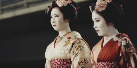 【卓球】“みうひな”ダブルスが舞妓さんに　大人の美しさ漂う着物姿でプレー