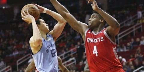 グリズリーズの渡邊雄太がロケッツ戦の終盤に出場して得点、それでもチームは大敗