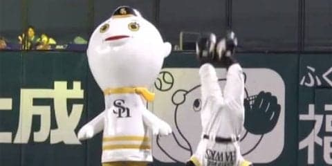 【2018年プロ野球名場面】人気マスコット、まさかの“場外戦”　鷹ふうさんがバファローブルを“KO”
