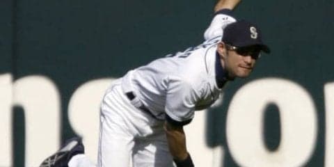 ロケット、バズーカ、イチローのレーザーも…MLB公式の外野手“鬼肩”動画集が凄すぎる