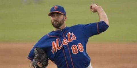 新助っ人レグナルトに早くも“広島愛”!?　カープ坊やのマンホール写真をアップ