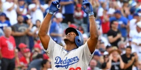 【MLB】分厚い胸板、太い腕、腹筋も…　上半身裸で踊るプイグの“肉体美”が凄い