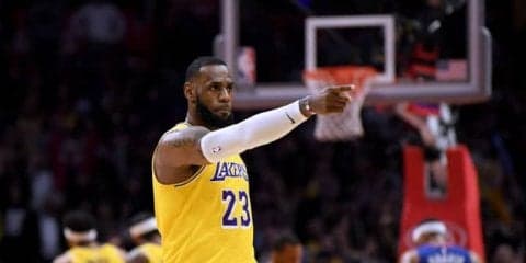 レブロン・ジェームズが復帰、トリプル・ダブル級の大活躍でチームを勝利に導く