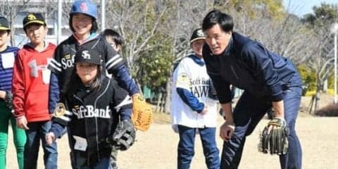 昨季引退の鷹・城所氏が子供相手に「キドコロ奮闘中」キャンプ地で野球教室