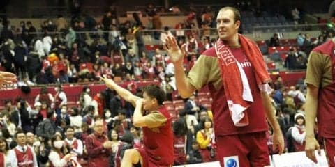 『ツジーカス』大活躍の川崎ブレイブサンダース、新潟との地区首位決戦に競り勝つ