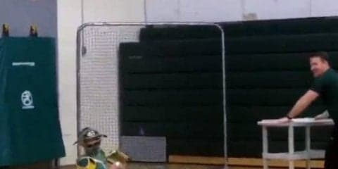 衝突なんて怖くない!?　米大学野球部の“オバカ”練習が話題に「これはバズる」