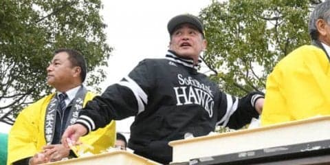 ソフトバンク工藤監督が恵方巻ガブリ！　ファンサービスは1000個の餅まき