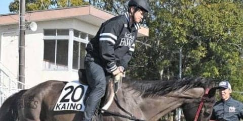 鷹ルーキー、初休日に乗馬体験　野村は片手をあげて乗りこなす「楽しかった」