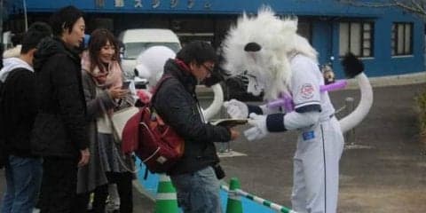 元気なのは選手やコーチだけではない　レオとライナも大活躍の西武キャンプ