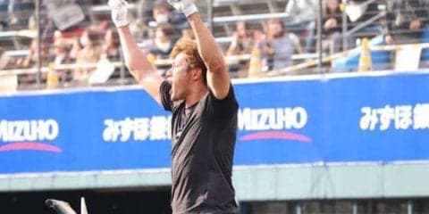 鷹・柳田にファン大喝采　ロングティーでバックスクリーン弾“成功”「入るまで帰らん」