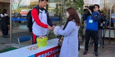 鷹ナインが女性ファンに“逆チョコ”プレゼント　上林ファン感動「手洗えない」