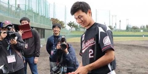 3安打のロッテ藤原、報道陣にチョコ手渡し　ドアラからはグッズの“営業”を食らう