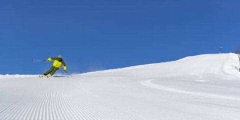 まっさらなバーンを滑走できる「ファーストトラック体験」開催