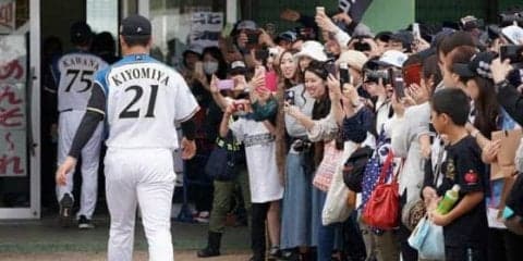 キャンプこその醍醐味、間近で味わうブルペン投球練習　観客席を設ける球団も