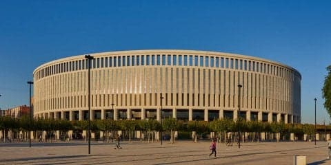 ロシアで世界初導入。現地観戦を盛り上げる360度のLEDビジョン