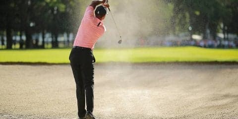 タイガー衝撃の「カットボール→カニスピン」バンカーショットに放送席も感嘆の声