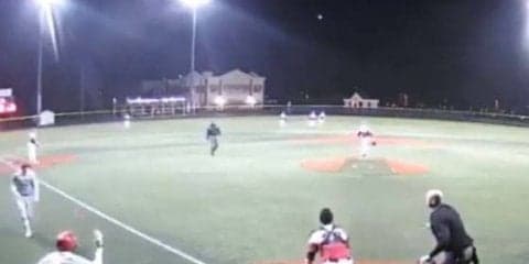 大暴投が一転、バックネットが“カットプレー”　米大学で衝撃の結末動画が話題