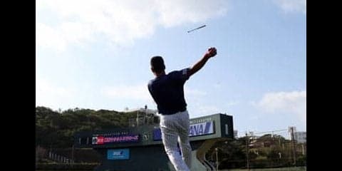 ヤクルト石井琢朗コーチの珍練習再び。ボールではなくバットが飛んだ