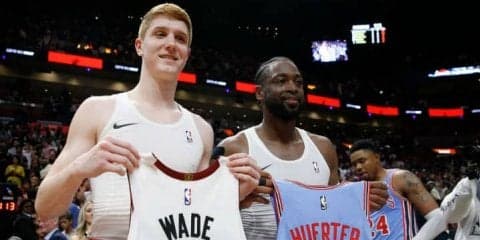 ウェイドがホークスの新人ハーターにサプライズ「3番同士のジャージー交換」