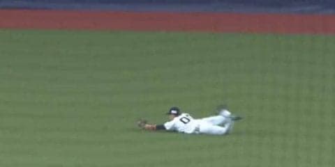 オリ西浦、連日の好プレーで球場沸かす！　燕村上の打球をスライディングキャッチ