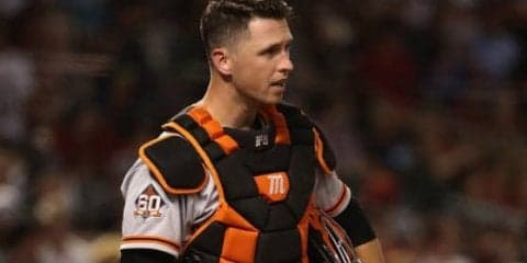 「座り投げ」から驚愕“バズーカ送球”が続々…MLB捕手の“鬼肩”動画集が凄すぎる