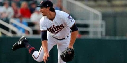 衝撃カーブで3者連続見逃し三振…MLB公式の動画にファン「球界最高のハーパー」