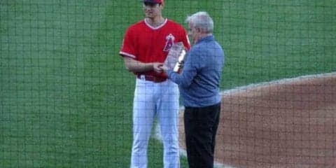 【MLB】大谷翔平、米野球専門誌の新人王授賞セレモニーに出席　ユニ姿でファンの前に