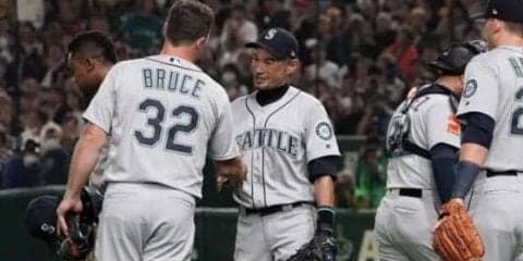 【MLB】イチロー、4回守備から途中交代で球場騒然　チームメートと握手＆ハグで退く