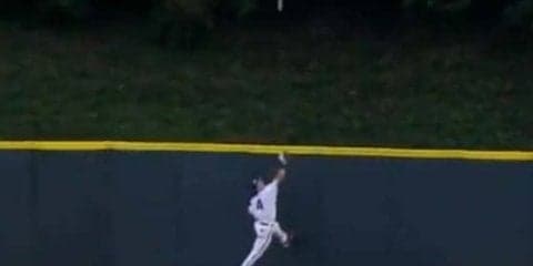 「プロよりいいね！　素晴らしい！」米大学で衝撃のホームラン「強奪」キャッチ