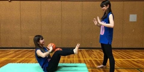 バスケ・美人チア、「美ボディ」維持のための『腹筋ペアトレーニング』