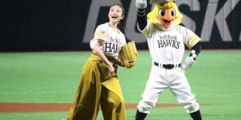 女優・今田美桜さんがヤフオクDで始球式　“大暴投”も美貌でファン魅了