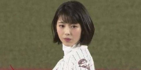 ロッテ、浜辺美波さんが始球式　ワンバウンド投球も笑顔で開幕戦に花を添える