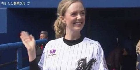 ロッテ、シャーロット・ケイト・フォックスさんが始球式　弾ける笑顔でファン魅了