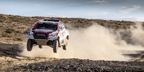 フェルナンド・アロンソ、ダカールラリー優勝車両のハイラックスをテスト