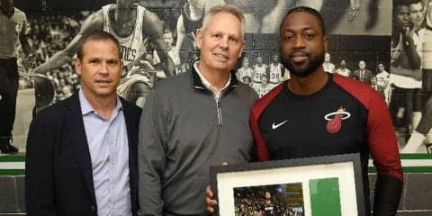 セルティックス、引退のドウェイン・ウェイドにホームコートのフロアの一部を贈る