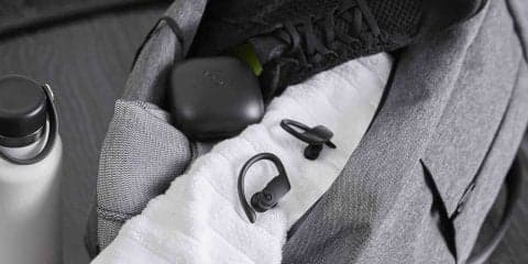 AppleのBeatsブランド、スポーツ向きの完全ワイヤレスイヤホン新発表。耐汗・防沫に対応、ワークアウトに適したフィット感がウリ