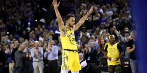 コンタクトレンズ着用で3ポイントシュート成功率急上昇中のステフィン・カリー