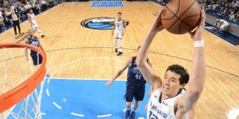 渡邊雄太がNBA3試合連続出場、ノビツキーの横を駆け抜けてダンクをお見舞い