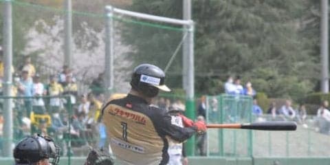栃木の元阪神・西岡剛、2戦目で独立リーグ1号　大興奮のスタンドにVサイン