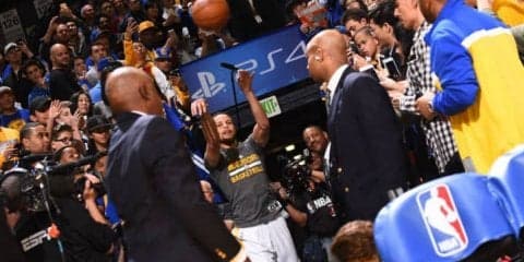 カリーの試合前儀式の一つ、オラクルアリーナ名物『トンネルショット』が見納めに