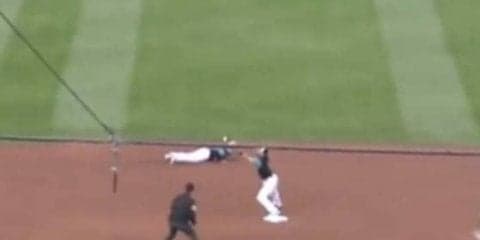 米マイナーで驚愕の“ノールックス背面トス”　MLB公式も「信じられない」