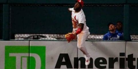 【MLB】“笑撃”の珍プレー動画に米爆笑　棚ぼた二塁打の敵軍選手「THANK　YOUUUU!」