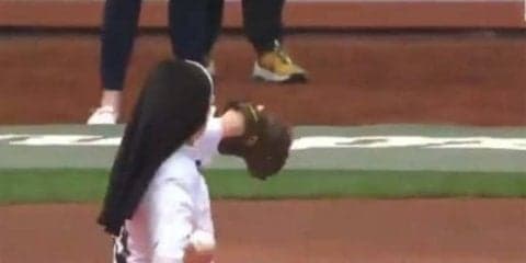 【MLB】伝説の“スーパーシスター”再び！　ストライク始球式にファン喝采「彼女と契約しろ」