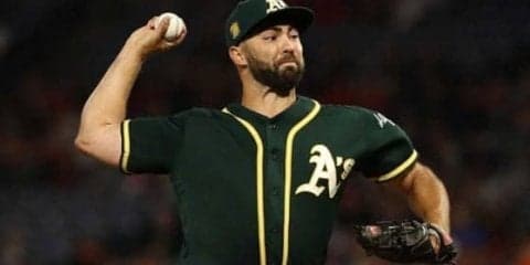【MLB】打者の股間通過も、たまらず空振り…　ア軍右腕が投じたカーブが衝撃の変化