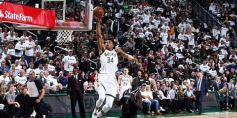 バックスがピストンズに圧勝、アデトクンボはプレーオフで『レーンアップ』を披露