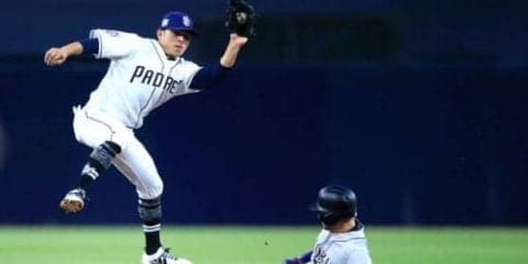 【MLB】“神業”で二盗阻止!?　空中キャッチ→走者飛び越え→股下タッチに「非現実的」